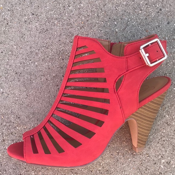 🎉 HP 🎉 Strappy red peep toe w/ futuristic HEEL - Picture 1 of 4